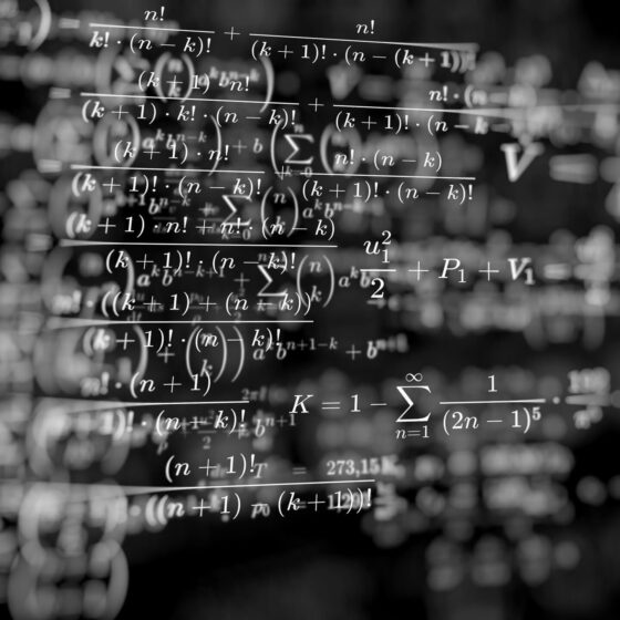 calculos e hipotesis en una pizarra